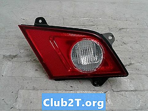2007 m. „Infiniti M45“ automobilio lempučių pakeitimas